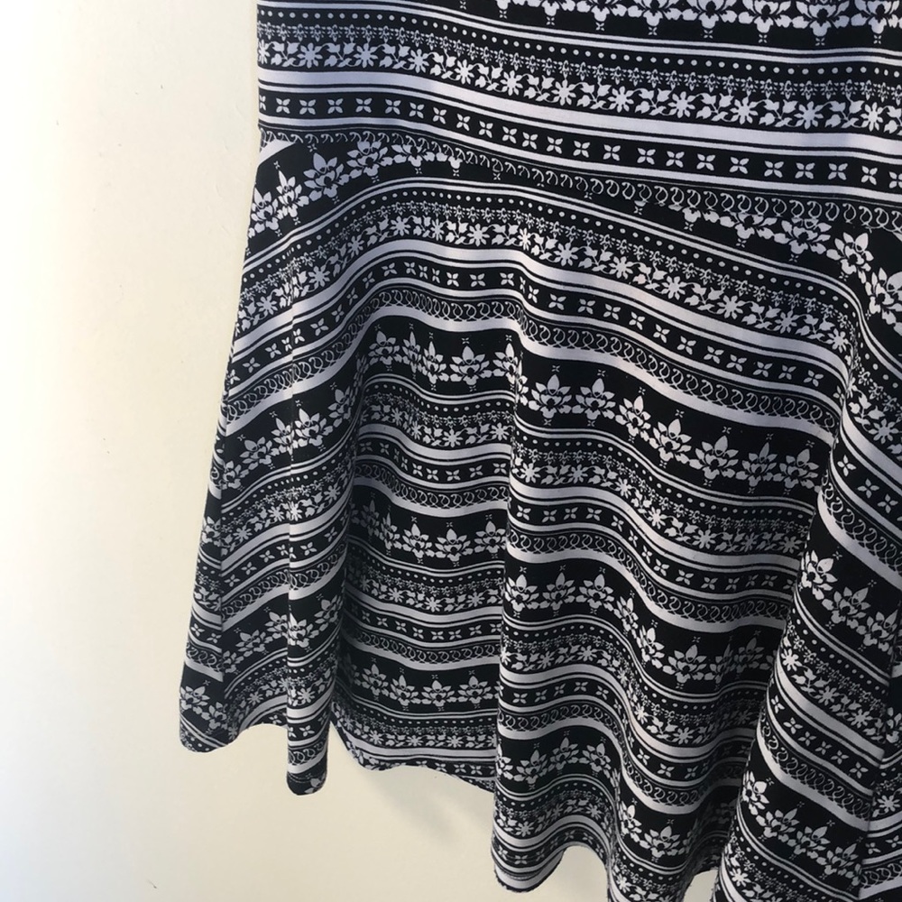H&M Black and White Printed Skater Midi Dress! - Picture 3 of 6